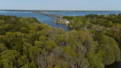 Waterfront on Lake Marion; a spacious, single level, 2BR/2BA on Santee-Cooper Country Club in South Carolina - for sale on GolfHomes.com, golf home, golf lot