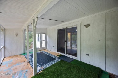 Welcome to this charming 3-bedroom, 2-bathroom home offering 1 on Harbour Point Golf Club in North Carolina - for sale on GolfHomes.com, golf home, golf lot