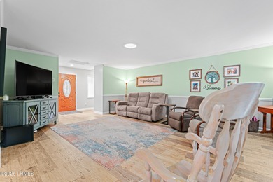 Beautifully updated 3 BR, 2.5 BA home in Dolphin Head area of on Dolphin Head Golf Club in South Carolina - for sale on GolfHomes.com, golf home, golf lot