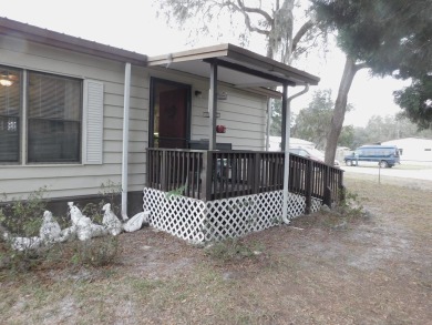 Move in ready 2 bedroom/2 bath  manufactured home on easy to on Chiefland Golf and Country Club in Florida - for sale on GolfHomes.com, golf home, golf lot