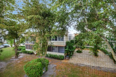 LIVE THE LIFE OF LUXURY IN KINGS POINT. STUNNING UPGRADES on Kings Point Golf -Flanders Way in Florida - for sale on GolfHomes.com, golf home, golf lot