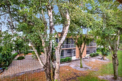 LIVE THE LIFE OF LUXURY IN KINGS POINT. STUNNING UPGRADES on Kings Point Golf -Flanders Way in Florida - for sale on GolfHomes.com, golf home, golf lot