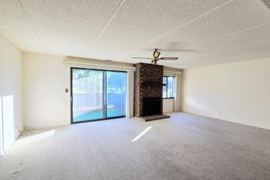 This light & neutral 2 bedroom 2 bath large (1380 sq. ft.) Cedar on Heather Ridge Golf Club in Illinois - for sale on GolfHomes.com, golf home, golf lot