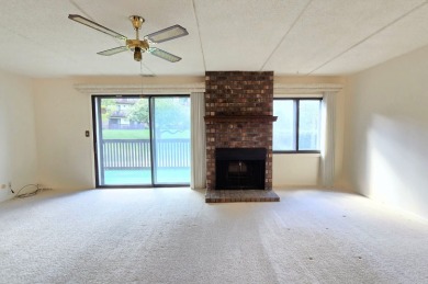 This light & neutral 2 bedroom 2 bath large (1380 sq. ft.) Cedar on Heather Ridge Golf Club in Illinois - for sale on GolfHomes.com, golf home, golf lot