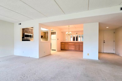 This light & neutral 2 bedroom 2 bath large (1380 sq. ft.) Cedar on Heather Ridge Golf Club in Illinois - for sale on GolfHomes.com, golf home, golf lot