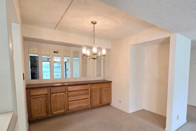 This light & neutral 2 bedroom 2 bath large (1380 sq. ft.) Cedar on Heather Ridge Golf Club in Illinois - for sale on GolfHomes.com, golf home, golf lot