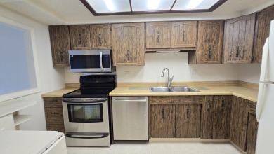 This light & neutral 2 bedroom 2 bath large (1380 sq. ft.) Cedar on Heather Ridge Golf Club in Illinois - for sale on GolfHomes.com, golf home, golf lot