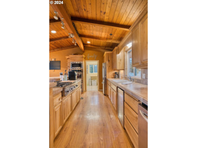 Discover the beauty of this custom built home that overlooks the on John Day Golf Club in Oregon - for sale on GolfHomes.com, golf home, golf lot