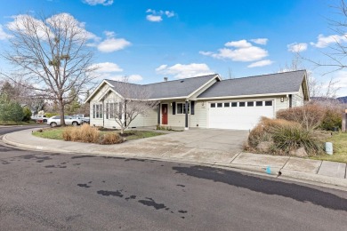 Looking for a conveniently located home in a secluded cul-de-sac on Oak Knoll Golf Course in Oregon - for sale on GolfHomes.com, golf home, golf lot