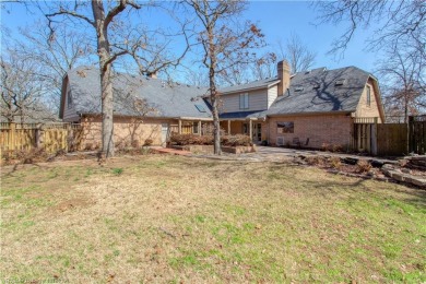 This home, sitting on a large corner lot in a great central on Hardscrabble Country Club in Arkansas - for sale on GolfHomes.com, golf home, golf lot