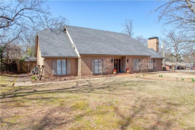 This home, sitting on a large corner lot in a great central on Hardscrabble Country Club in Arkansas - for sale on GolfHomes.com, golf home, golf lot