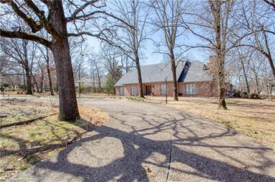 This home, sitting on a large corner lot in a great central on Hardscrabble Country Club in Arkansas - for sale on GolfHomes.com, golf home, golf lot