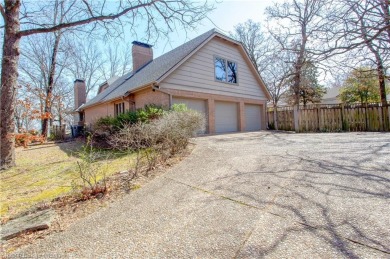 This home, sitting on a large corner lot in a great central on Hardscrabble Country Club in Arkansas - for sale on GolfHomes.com, golf home, golf lot