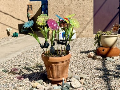 Step into easy Lake Havasu living in this inviting 2 bedroom, 1 on London Bridge Golf Course in Arizona - for sale on GolfHomes.com, golf home, golf lot