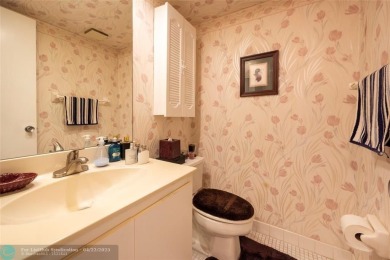 THIS 3 BEDROOM/ 2.5 BATH UNIT OFFERS COMFORTABLE LIVING AT A on Palm-Aire Country Club and Resort - Palms in Florida - for sale on GolfHomes.com, golf home, golf lot
