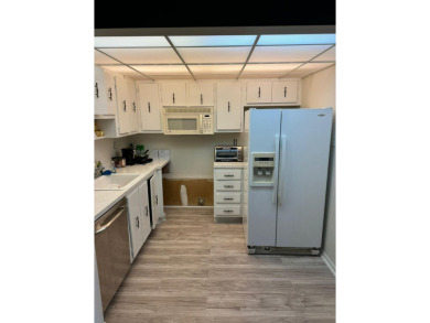 A/C 2021 HWH 2021. Bright, cheerful condo in desirable Kings on Kings Point Golf -Flanders Way in Florida - for sale on GolfHomes.com, golf home, golf lot