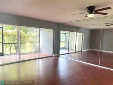 This Golf course view townhome features 3 spacious bedrooms with on Inverrary Country Club in Florida - for sale on GolfHomes.com, golf home, golf lot