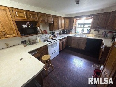 East of Mt Vernon with a semi-rural feel yet close to a golf on Green Hills Golf Club in Illinois - for sale on GolfHomes.com, golf home, golf lot