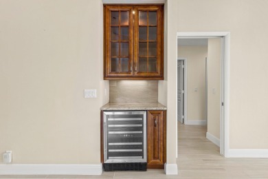 Pinnacle top-floor residence in Eastgate boasting panoramic on Hunters Run Golf and Country Club in Florida - for sale on GolfHomes.com, golf home, golf lot