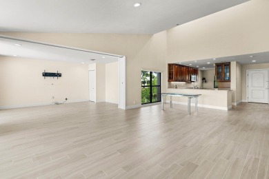Pinnacle top-floor residence in Eastgate boasting panoramic on Hunters Run Golf and Country Club in Florida - for sale on GolfHomes.com, golf home, golf lot