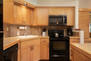 Exceptionally well maintained end unit townhome on the 6th green on Eagle Crest Golf Resort - Resort Course in Oregon - for sale on GolfHomes.com, golf home, golf lot