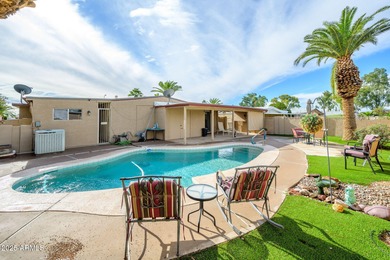 Beautiful 2BR/2BA affixed stucco mobile home with 1716 sf of on Sun Lakes Country Club in Arizona - for sale on GolfHomes.com, golf home, golf lot