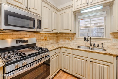 Welcome home to 890 Willow Grande Cir in Castlewoods of Brandon on Castlewoods Golf Club in Mississippi - for sale on GolfHomes.com, golf home, golf lot