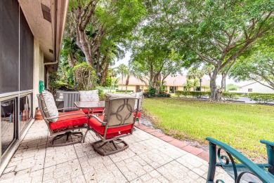 Great ''All Ages'' 2 bed 2 bath villa with 1440 sqft under air on Delray Beach Golf Club in Florida - for sale on GolfHomes.com, golf home, golf lot