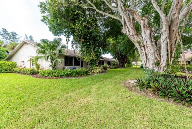 Great ''All Ages'' 2 bed 2 bath villa with 1440 sqft under air on Delray Beach Golf Club in Florida - for sale on GolfHomes.com, golf home, golf lot