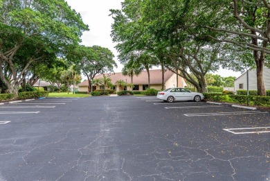 Great ''All Ages'' 2 bed 2 bath villa with 1440 sqft under air on Delray Beach Golf Club in Florida - for sale on GolfHomes.com, golf home, golf lot