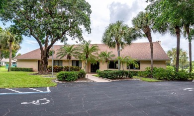 Great ''All Ages'' 2 bed 2 bath villa with 1440 sqft under air on Delray Beach Golf Club in Florida - for sale on GolfHomes.com, golf home, golf lot