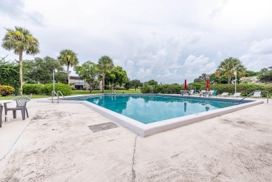 Great ''All Ages'' 2 bed 2 bath villa with 1440 sqft under air on Delray Beach Golf Club in Florida - for sale on GolfHomes.com, golf home, golf lot