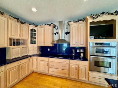 Gorgeous, Meticulously Maintained One-Owner Home on a on Far Oaks Golf Club in Illinois - for sale on GolfHomes.com, golf home, golf lot