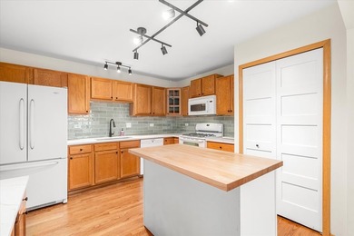 Absolutely lovely townhome in Swanbrooke of Prestbury invites on Bliss Creek Golf Club in Illinois - for sale on GolfHomes.com, golf home, golf lot