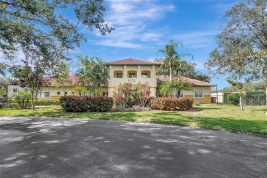 BRIGHT AND BEAUTIFULLY PRESENTED 2 BED / 2 BATH CONDO IN ROYAL on Gateway Golf and Country Club in Florida - for sale on GolfHomes.com, golf home, golf lot