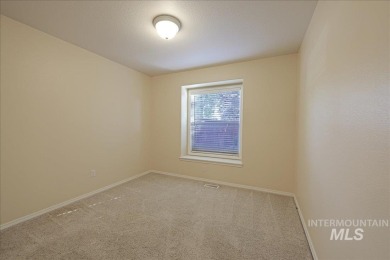 Beautifully maintained single-level home on a desirable corner on Lakeview Golf Club in Idaho - for sale on GolfHomes.com, golf home, golf lot