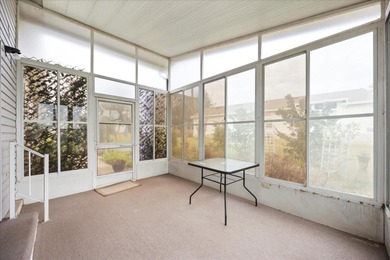 Rare opportunity in Zellwood Station! This 2-bedroom 1990 home on Zellwood Station Country Club in Florida - for sale on GolfHomes.com, golf home, golf lot