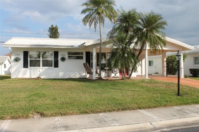 This is a very special remodeled, Drayton, single family home on Mainlands Golf Club in Florida - for sale on GolfHomes.com, golf home, golf lot