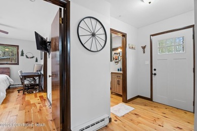 Discover exceptional value in this open-concept furnished 3 on Split Rock Resort and Country Club in Pennsylvania - for sale on GolfHomes.com, golf home, golf lot