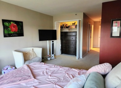 5000 Town Center living is a lifestyle! Professional on-site on Evergreen Hills Golf Course in Michigan - for sale on GolfHomes.com, golf home, golf lot