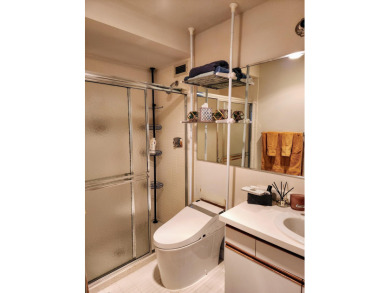 5000 Town Center living is a lifestyle! Professional on-site on Evergreen Hills Golf Course in Michigan - for sale on GolfHomes.com, golf home, golf lot