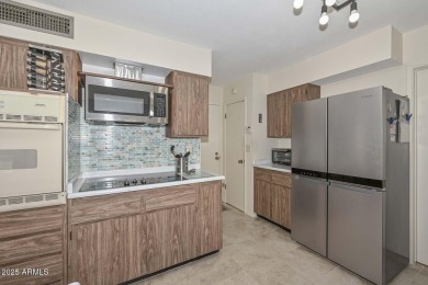 This welcoming ''Gemini'' Home features 2 Bedrooms, 2 Baths and on Sun City Lakes West and East in Arizona - for sale on GolfHomes.com, golf home, golf lot