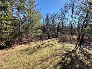 Well maintained spacious 5 bedroom home nestled in the pine on Oak Meadow Country Club in Missouri - for sale on GolfHomes.com, golf home, golf lot