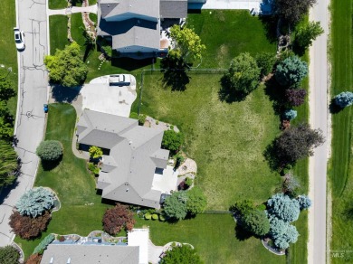 Beautifully updated and custom- 4 bedroom home in the on Hunters Point Golf Club in Idaho - for sale on GolfHomes.com, golf home, golf lot