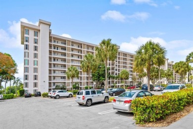 HUGE PRICE REDUCTION..E LIVE THE LIFESTYLE! Breathtaking on Palm-Aire Country Club and Resort - Palms in Florida - for sale on GolfHomes.com, golf home, golf lot