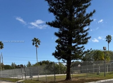 available for lease...Beautiful 2/2 condo with approx. 1000 SF on Inverrary Country Club in Florida - for sale on GolfHomes.com, golf home, golf lot