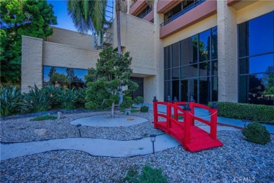 Welcome to this spectacular 2 bedroom, 2 bathroom view home at on Leisure Village Par 3 Golf Course in California - for sale on GolfHomes.com, golf home, golf lot