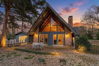 LOCATION, CHARM, AND FULL GUEST HOUSE. Nestled at the end of a on Hide-A-Way Lake Golf Course in Texas - for sale on GolfHomes.com, golf home, golf lot