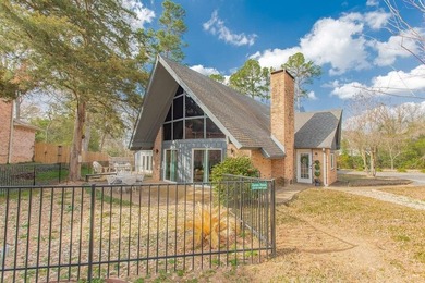 LOCATION, CHARM, AND FULL GUEST HOUSE. Nestled at the end of a on Hide-A-Way Lake Golf Course in Texas - for sale on GolfHomes.com, golf home, golf lot