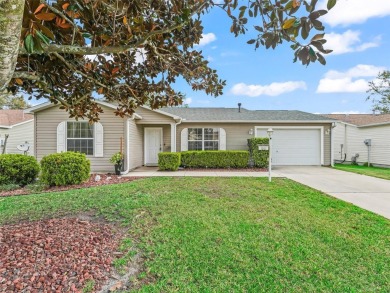 Welcome to this charming 2-bedroom, 2-bathroom ranch-style home on Oakleigh Executive Golf Course in Florida - for sale on GolfHomes.com, golf home, golf lot